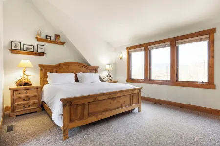 Russell Home by AvantStay Expansive Deck Stunning Views Hot Tub