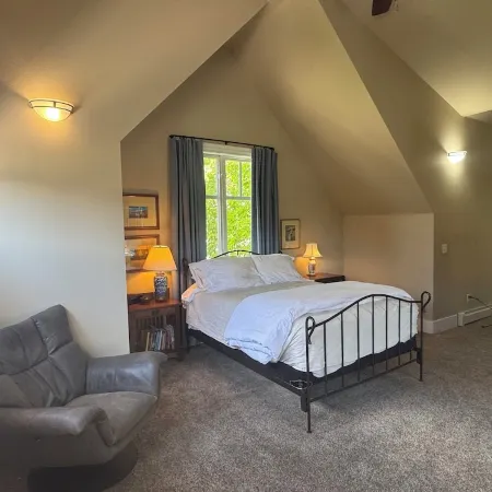 5-Bedroom Pet-Friendly Lake Home with Mountain View