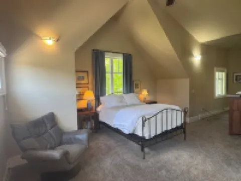 5-Bedroom Pet-Friendly Lake Home with Mountain View