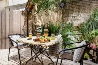 Modern-Rustic Haven in the City Hotels in 