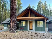 Cozy New Cabin. Walking distance to wedding venue, Chalet View Lodge!