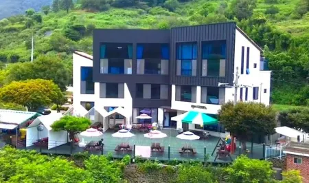 Namwon Jiri Mountain Oxygen Pension (Baemsageol, Valley) Отели рядом с достопримечательностью «Silsangsa Temple»