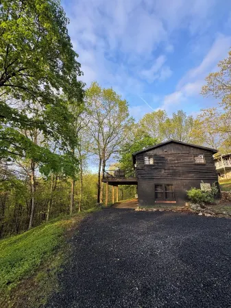 Log cabin minutes from Raystown Lake!