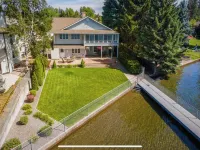 River's Edge Oasis, private dock, 2 kitchens, pool table, dog friendly! Hotels in Post Falls