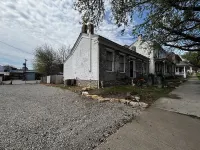 Historic brick 2-bedroom house in downtown Hannibal with off street parking WiFi Hotels in Mason Township