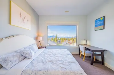 Legal Lakeview 2-bed 2-bath Entire Suite Hotels near Okanagan Lake