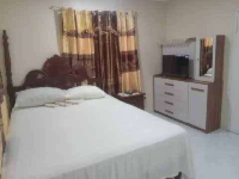 Charming 2-bedroom house in Portmore with WiFi, AC Hotel a 
