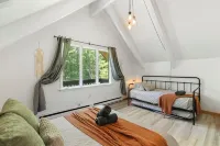 Hot Tub, Game Room, Fire Pit, Dog Friendly, 8 Minutes to Ski Mount Snow