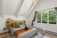 Hot Tub, Game Room, Fire Pit, Dog Friendly, 8 Minutes to Ski Mount Snow