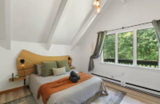 Hot Tub, Game Room, Fire Pit, Dog Friendly, 8 Minutes to Ski Mount Snow