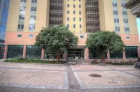 Modern 2 bedroom Condo w/ Skyline View