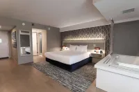 Radisson Plaza Hotel and Suites Kalamazoo Các khách sạn ở Kalamazoo County