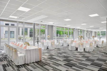 Park Inn by Radisson Budapest, Hungary Отели рядом с достопримечательностью «Óbuda Synagogue»