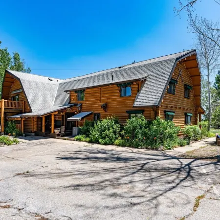 Snowberry Inn: Large Kitchen & Gathering Room 9Br 11BA Ensuite Bath in All Rooms