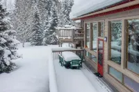 Cozy Rustic Condo minutes from Big Sky Resort & Town Center! Hot Tub & Sauna!