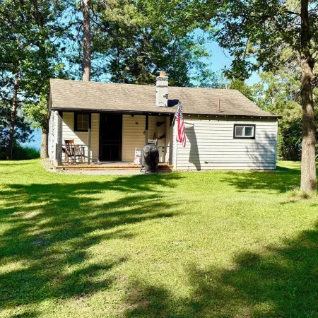 Sunset Haven in tranquil Remer with AC, WiFi. Enjoy a peaceful getaway!