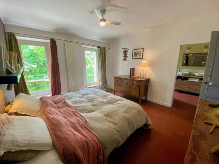 A Provencal house between vineyards and sea