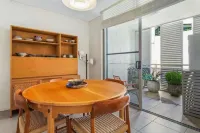 Studio in Harry Seidler Apartment Block in  Elizabeth Bay pad with Water Views فنادق في Elizabeth Bay