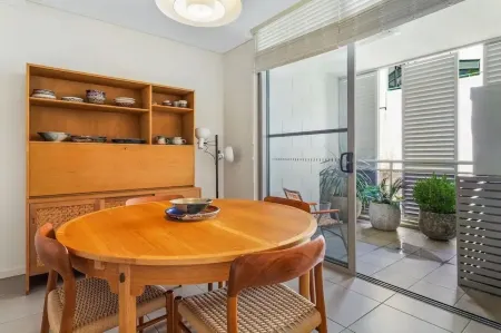 Studio in Harry Seidler Apartment Block in  Elizabeth Bay pad with Water Views Отели рядом с достопримечательностью «Elizabeth Bay Marina»