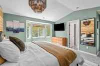 Charming 4-bedroom house with entertainment and hot tub in Troutdale Hotels in Troutdale