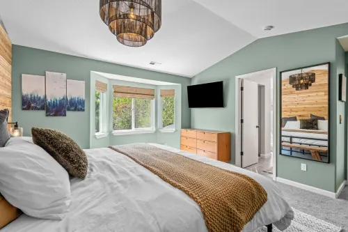 Charming 4-bedroom house with entertainment and hot tub in Troutdale