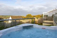 Golwg Y Môr - Sea View Cottage with Hot Tub
