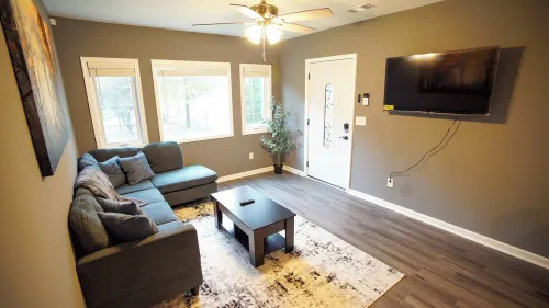 Cozy 3-Bedroom Home with WiFi & AC – Just 8 Minutes from the Airport!