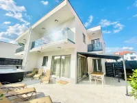 Mala Perla - stylish vacation home with whirlpool, barbecue & close to the beach! Hotels in Srima