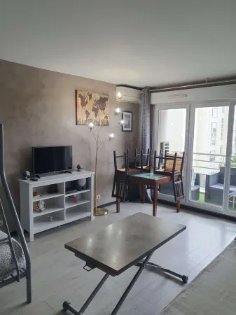 "Cosy & Modern" Apartment with private parking and close to the Paris metro! Отели рядом со станцией Porte D'Italie Station