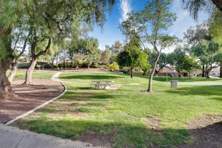 Charming 4-bedroom house in Pleasant Chino Hills with WiFi, AC Отели рядом с достопримечательностью «Big League Dreams Chino Hills»