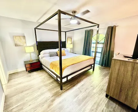 Renovated retreat 5 minutes or less from hospitals, highways, & foodie markets! Отели в г. Кэрролтон