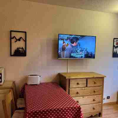 Divisible Savoyard studio in the mountains, south-facing, overlooking the slopes Rooms