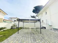 Apartment with garden a stone's throw from the sea