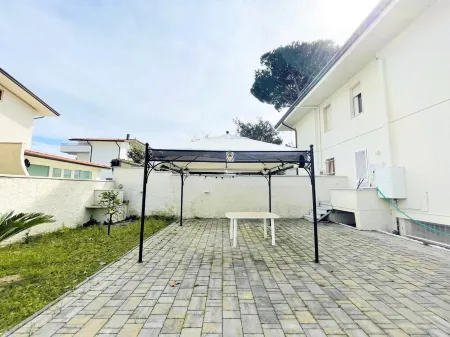 Apartment with garden a stone's throw from the sea Отели в г. Камайоре