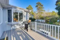 Charming Pet Friendly 4-bedroom river view home with grill, in lovely Weems!