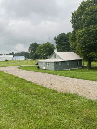 Charming 3-bedroom house with WiFi, AC just 2 miles from Dale Hallow lake