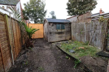 Entire one bedroom ground floor flat. 5 minutes to town centre and train station