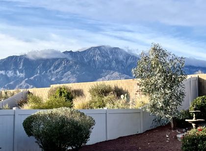 Desert Oasis with Pool, Mountain Views & Golf (ideal for long stays)