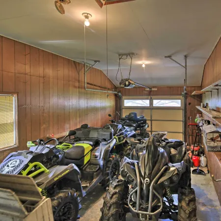 Bluefield Retreat w/ Pool Table: Near Parks!