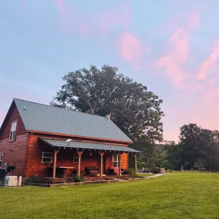 Hannah's Hideaway - Sleeps 6, secluded cabin in Stuart with mountain views Отели в г. Патрик