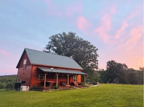 Hannah's Hideaway - Sleeps 6, secluded cabin in Stuart with mountain views