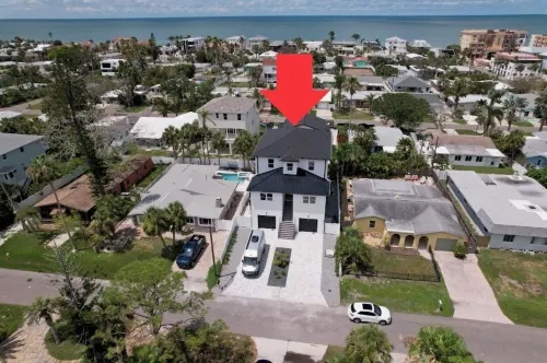 Spacious 4-bedroom house with WiFi, outdoor oasis in beautiful Redington Beach Hotel a Redington Beach