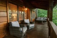 Secluded 4WD Adventure with Mountain Views, Hot Tub and Flat Yard. Pet-Friendly!