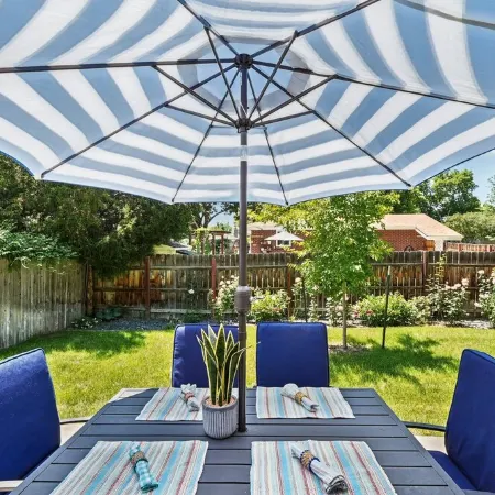 Cozy Pet & Family-friendly fully fenced beautiful  backyard
