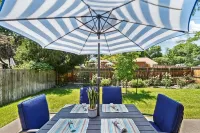 Cozy Pet & Family-friendly fully fenced beautiful  backyard