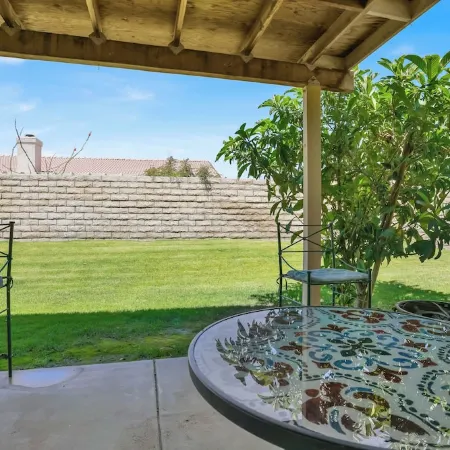 CASA AZUL 3-bedroom house in delightful Indio with WiFi, hot tub, golf course