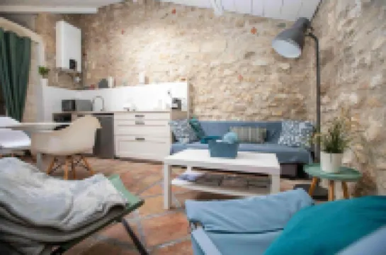 Bright, quiet Mazet in historic center