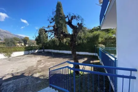 Apartment ON THE SEA and with private parking.