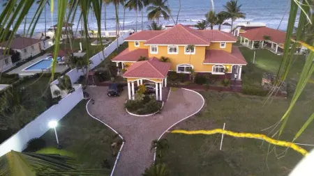 Relaxing beach front property