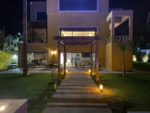 Luxurious 10 bedroom villa with swimming pool. 酒店